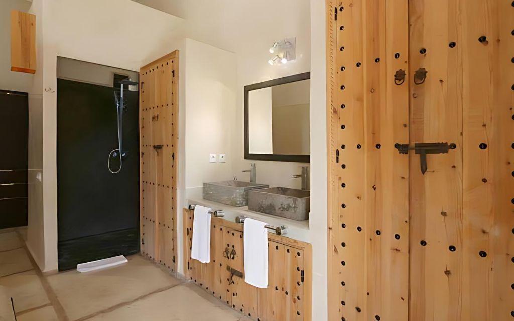 Slide Shower room with washbasins at Villa Dar Dream in Morocco