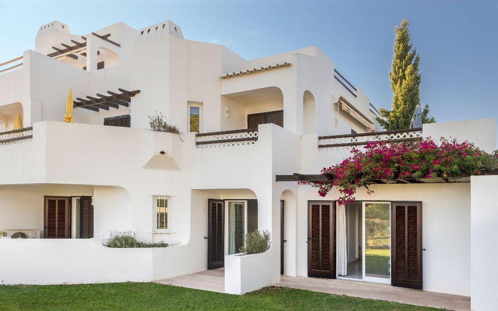 Slide Appartements construits en pierre blanche et fleuris au Balaia Golf Village en Algarve