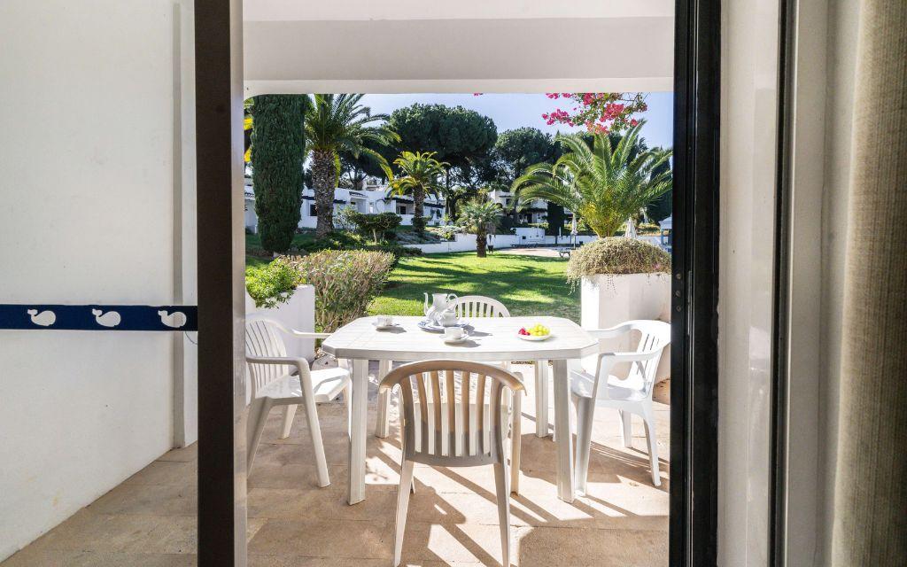 Slide Espace extérieur privatif avec terrasse aménagée dans les logements supérieurs du Balaia Golf Village