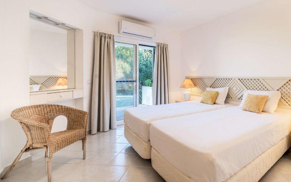 Slide Chambre avec deux lits simples dans les logements surpérieurs du Balaia Golf Village