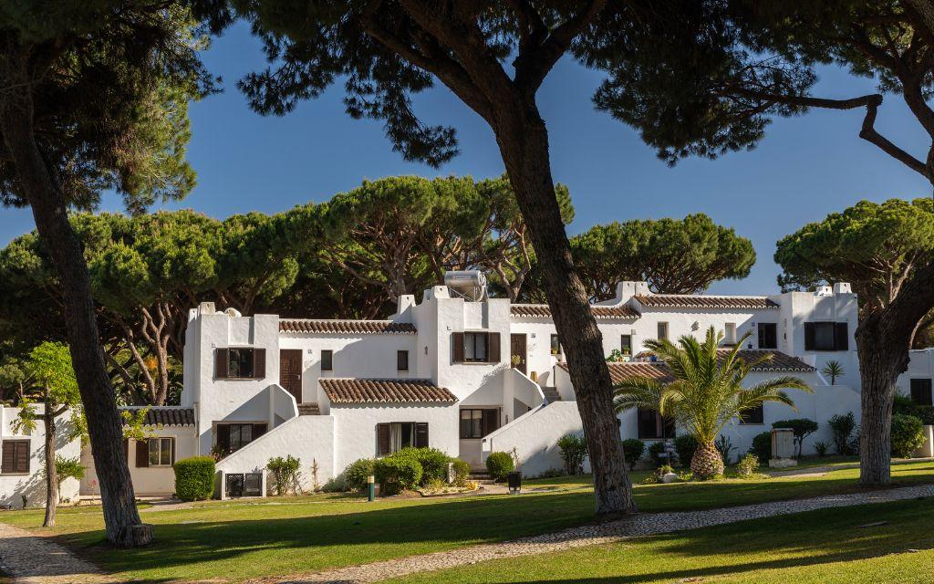 Slide Logements au Balaia Golf Village encerclés de jardins verdoyants