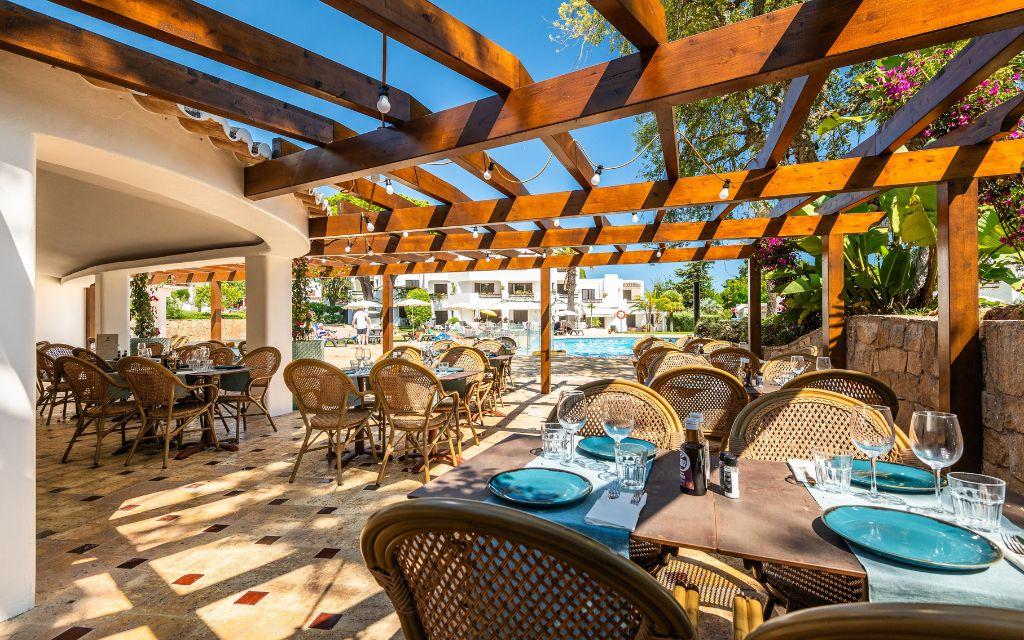 Slide Restaurant en bord de piscine ombragé au Balaia Golf Village