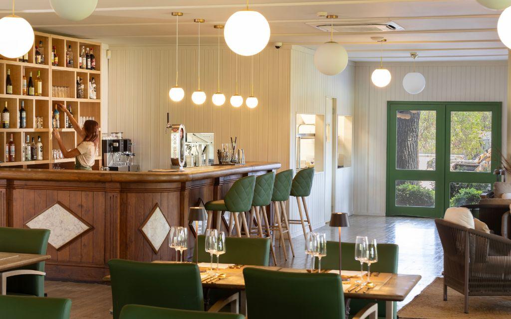 Slide Espace lounge et bar au Balaia Golf Village