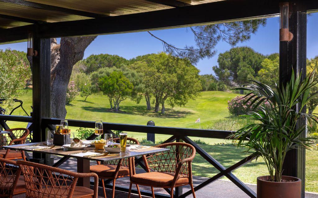 Slide Deuxième restaurant avec vue panoramique sur le parcours de golf au Balaia Golf Village