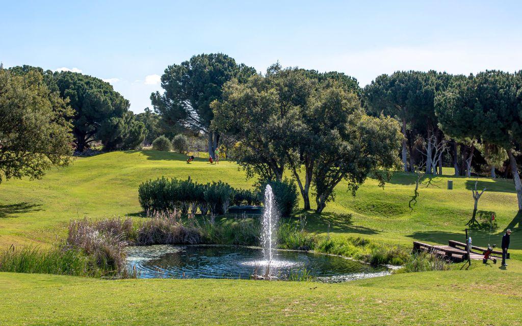Slide Espace découverte du parcours de golf 9 trous au Balaia Golf Village