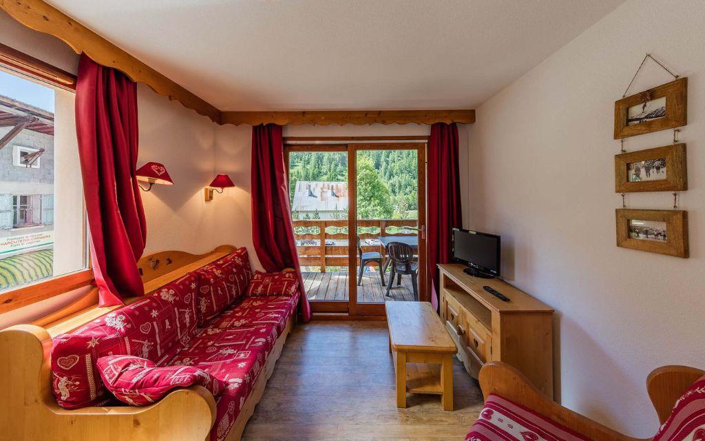 Slide Salon d’un logement pour quatre personnes au sein de la residence les balcons du viso