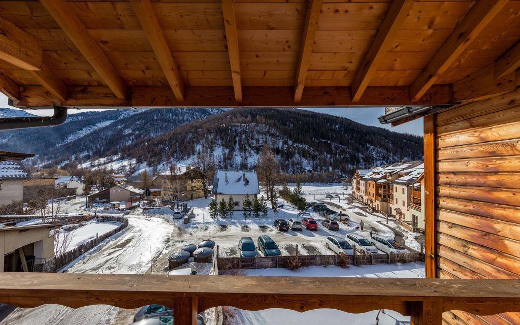 Slide Vue depuis un appartement de la résidence les balcons de viso sur les montagnes enneigées