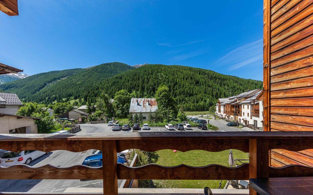 Slide Vue depuis un appartement de la résidence les balcons de viso sur les montagnes ensoleillées
