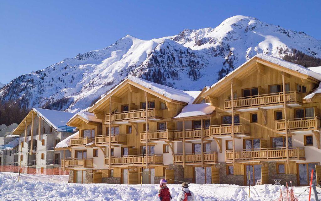 Slide Façade extérieure de la résidence le Parc des Airelles sous la neige avec acces direct aux pistes de ski