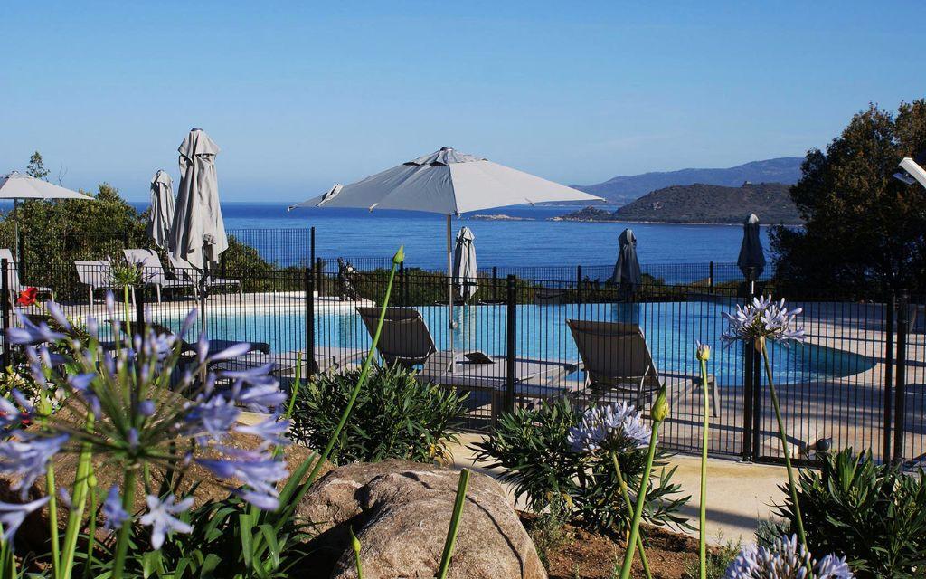 Slide Calcatoggio,  camping Lacasa piscine extérieure à débordement avec vue mer