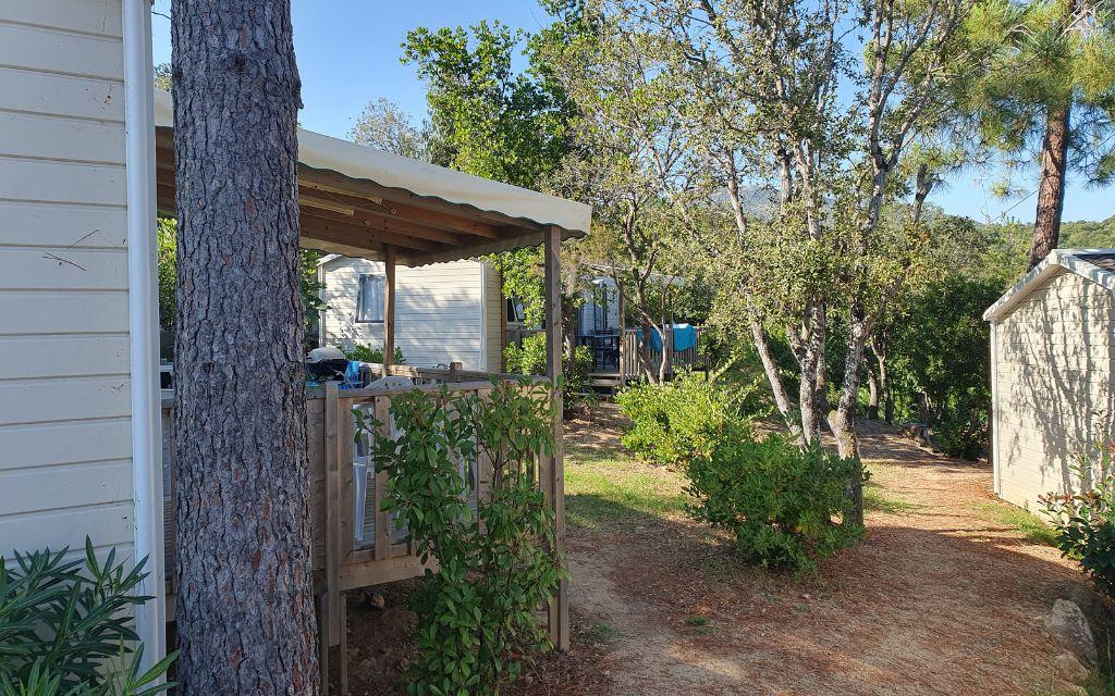 Slide Mobilhomes avec terrasse au camping Lacasa à Calcatoggio en Corse