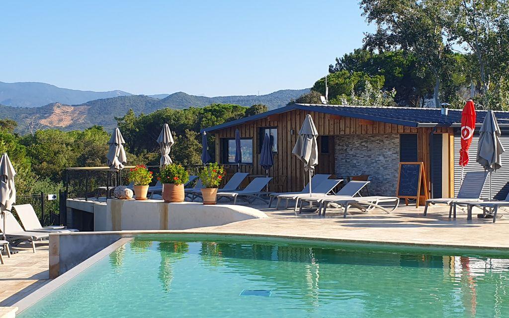 Slide Piscine à débordement au Camping Lacasa à Calcatoggio en Corse
