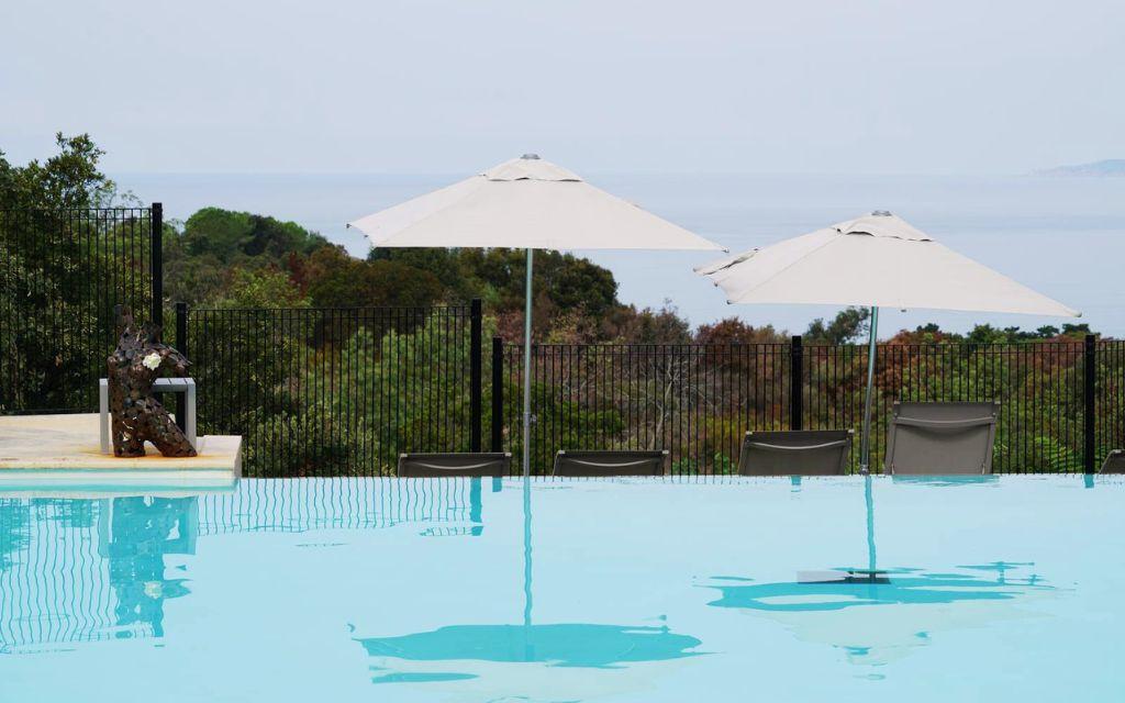 Slide Piscine à débordement au Camping Lacasa à Calcatoggio en Corse vue mer