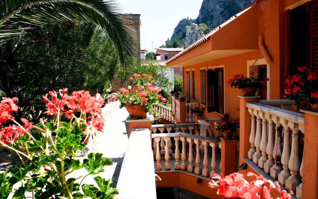 Slide Extérieur de la résidence Baia d’Oro en Sicile avec fleurs