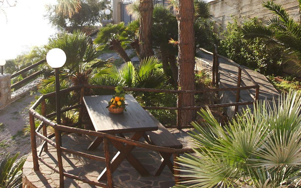 Slide Communal area with tropical garden at the Baia d’Oro residence in Sicily
