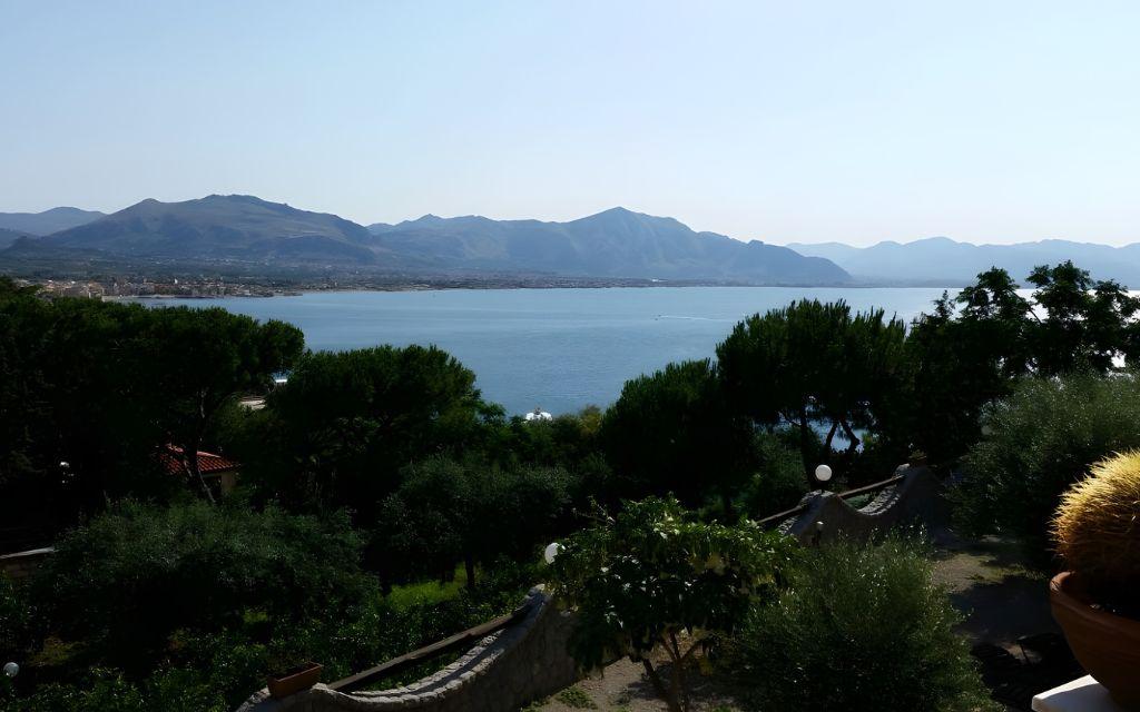 Slide Sea view of the Gulf of Palermo from the Baia d’Oro residence in Italy