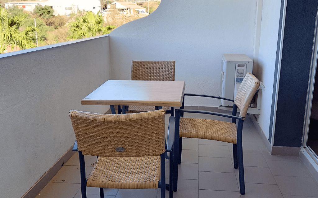 Slide Balcon avec mobilier d ejardin d'un appartement à la résidence le saint esteve