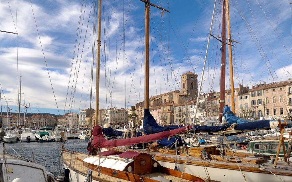 Slide Port de La Ciotat avec bateaux à coté de la résidence Le Saint Esteve
