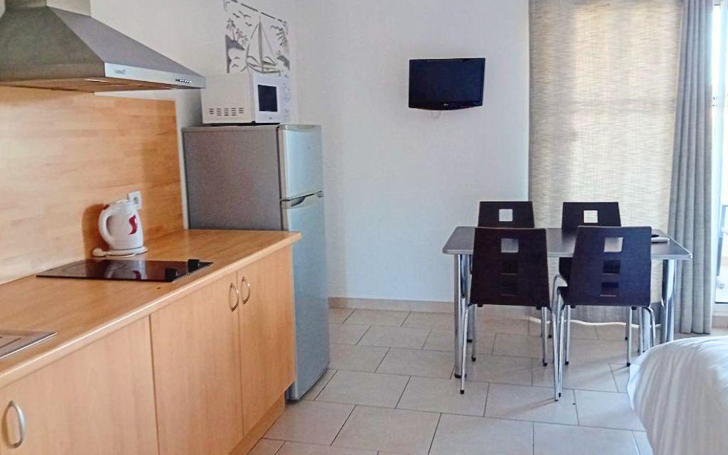 Slide Open-plan kitchen leading into the living area of a Superior apartment at Résidence Le Saint Estève in La Ciotat