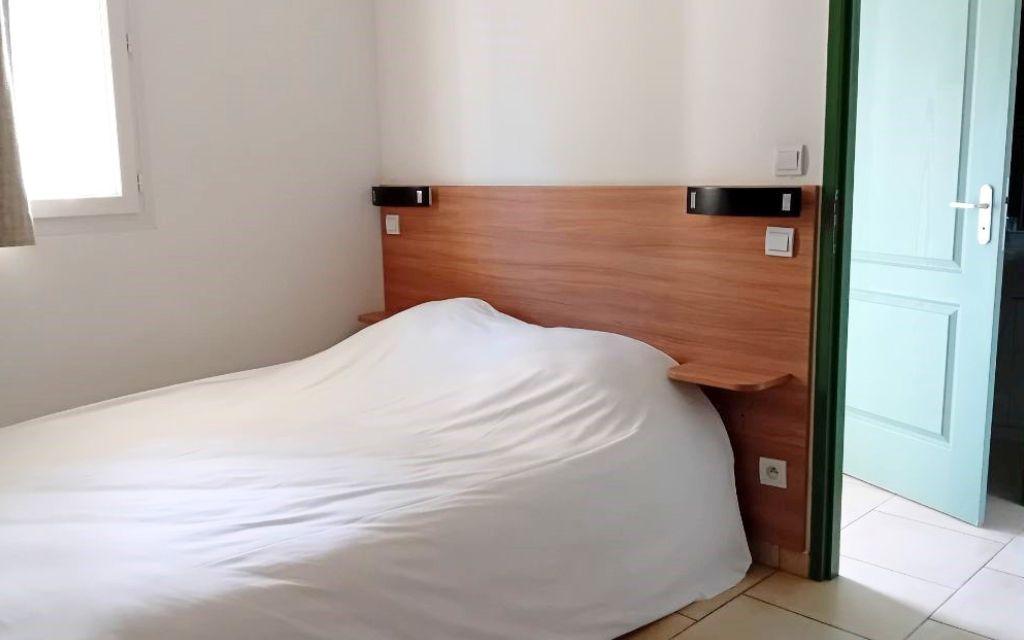Slide Bedroom with a double bed in a Superior apartment at Résidence Le Saint Estève