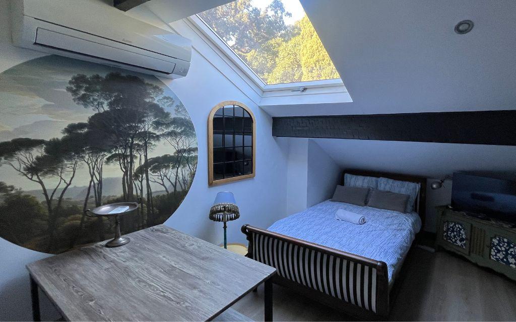Slide Coin nuit dans le séjour avec un lit, TV dans l'appartement Némo à Marseille