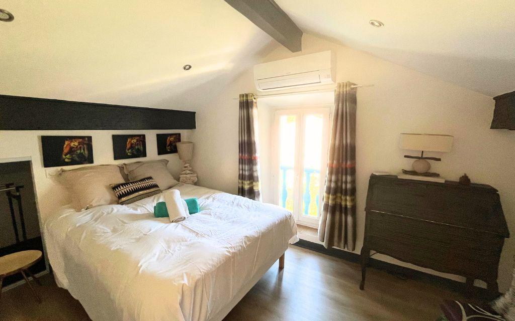 Slide Bright, air-conditioned double bedroom in the Nemo apartment in Marseille.