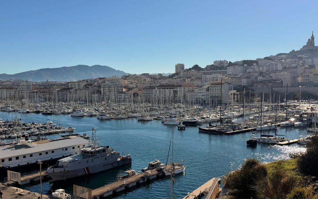 Slide Marseille’s Old Port with views of Notre-Dame de la Garde, the perfect destination to enjoy during your stay at the Nemo apartment in Marseille.