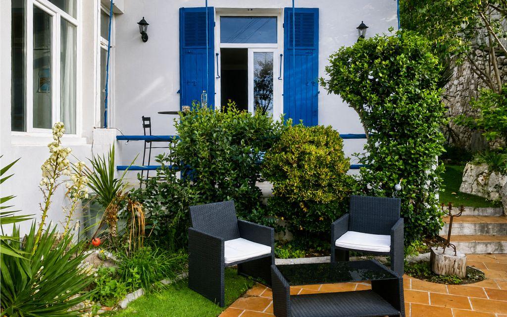 Slide Jardin et terrasse communs avec mobilier de jardin à la Maison La Folie