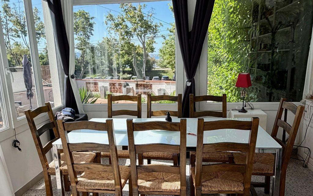 Slide Salle à manger avec vue sur l'extérieur pouvant accueillir des familles nombreuses à la Maison La Folie