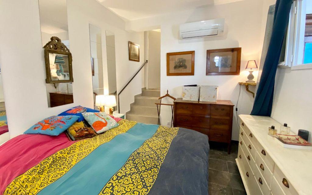 Slide First bedroom with a double bed and air conditioning at Maison La Folie Marseille