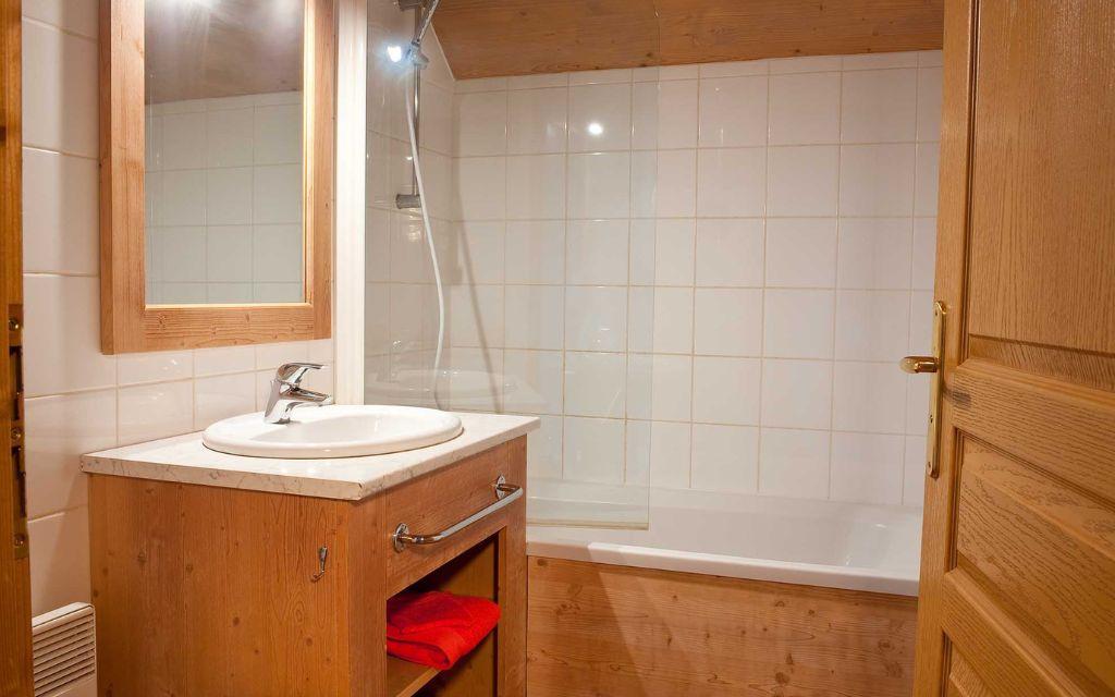 Slide Les Chalets du Berger salle de bain avec une baignoire et un miroir