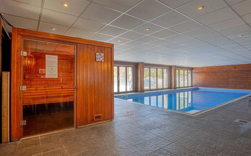 Slide Espace bien-être intérieur avec piscine chauffée et sauna à la résidence Les Terrasses de Veret à Flaine