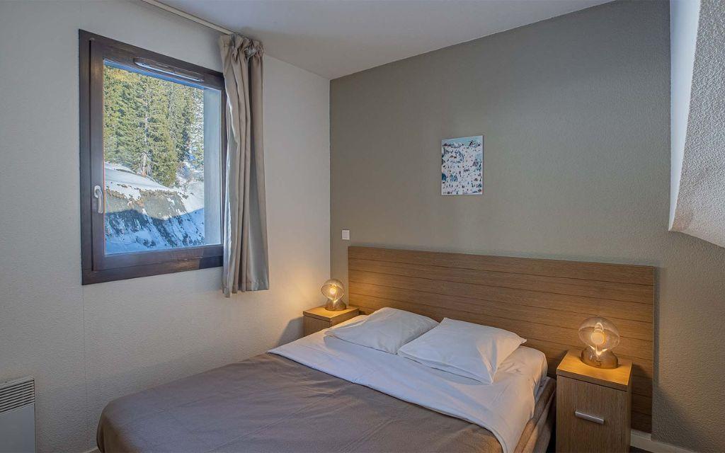 Slide Chambre avec lit double dans les appartements Terrasses de Veret à Flaine