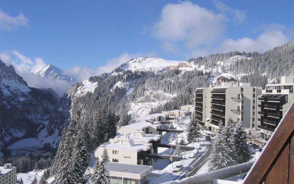 Slide Vue sur les montagnes enneigées depuis les balcons des appartements des Terrasses de Veret à Flaine