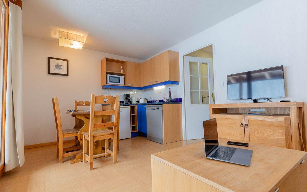 Slide Open-plan kitchen in an accommodation at Le Parc des Airelles residence