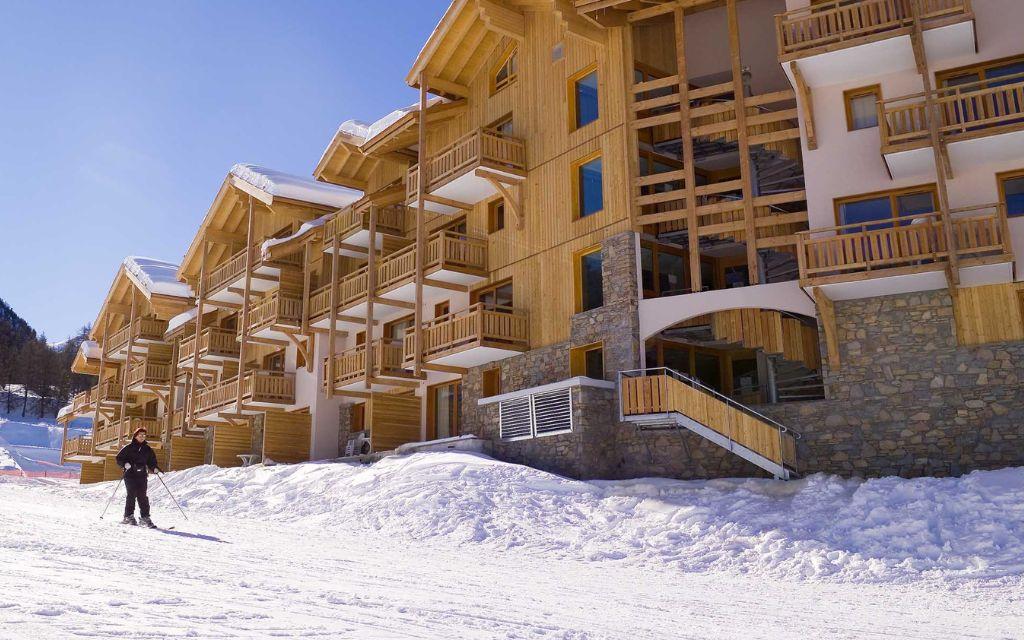 Slide Direct access to the ski slopes from Le Parc des Airelles residence