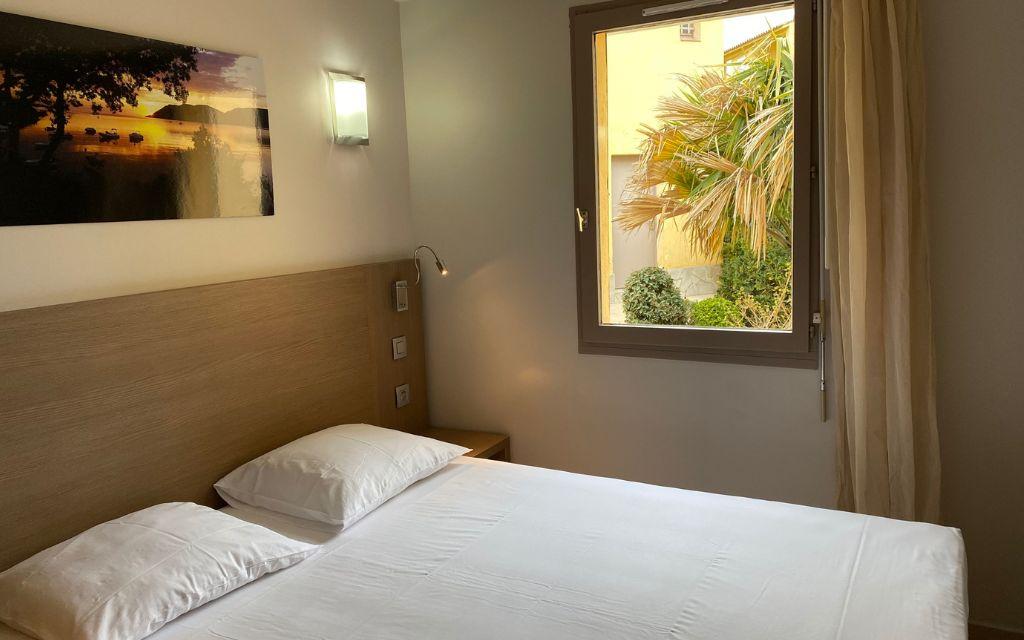 Slide chambre avec un lit double dans la résidence Paese Serenu
