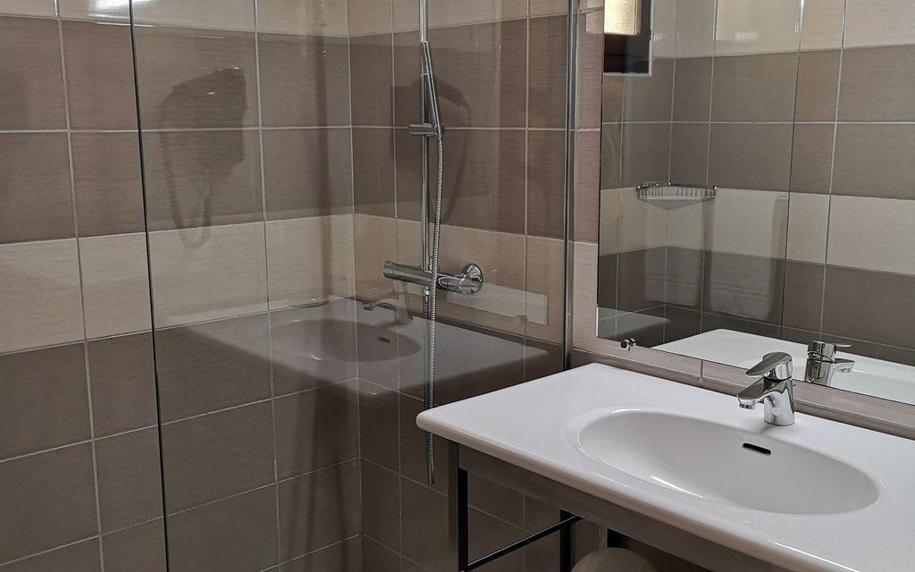 Slide Salle de douche dans un logement de la résidence Paese Serenu