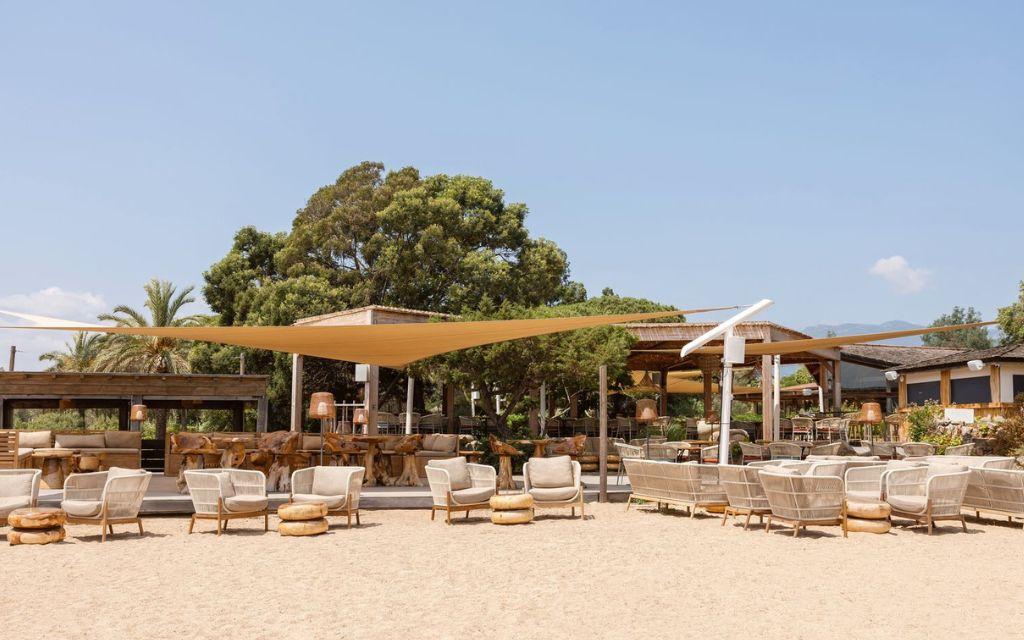 Slide Espaces détente sur la plage à coté de la résidence Paese Serenu en Corse