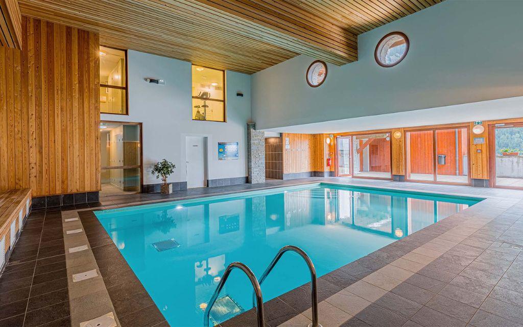 Slide Espace aquatique intérieure avec piscine chauffée à la résidence Les Epinettes à Vaujany