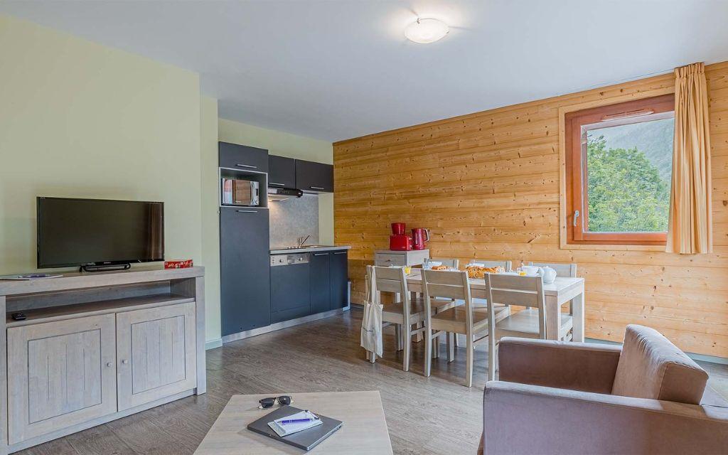 Slide Salon et cuisine fonctionnelle dans les appartements de la résidence Les Epinettes à Vaujany