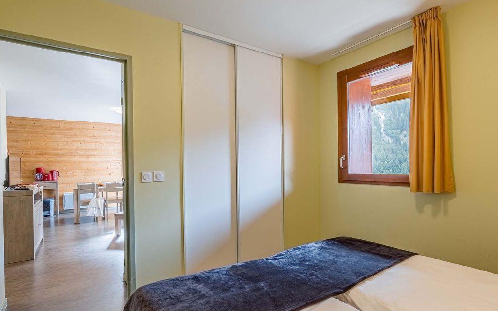 Slide Coin rangement dans la chambre principale des appartements Epinettes à Vaujany