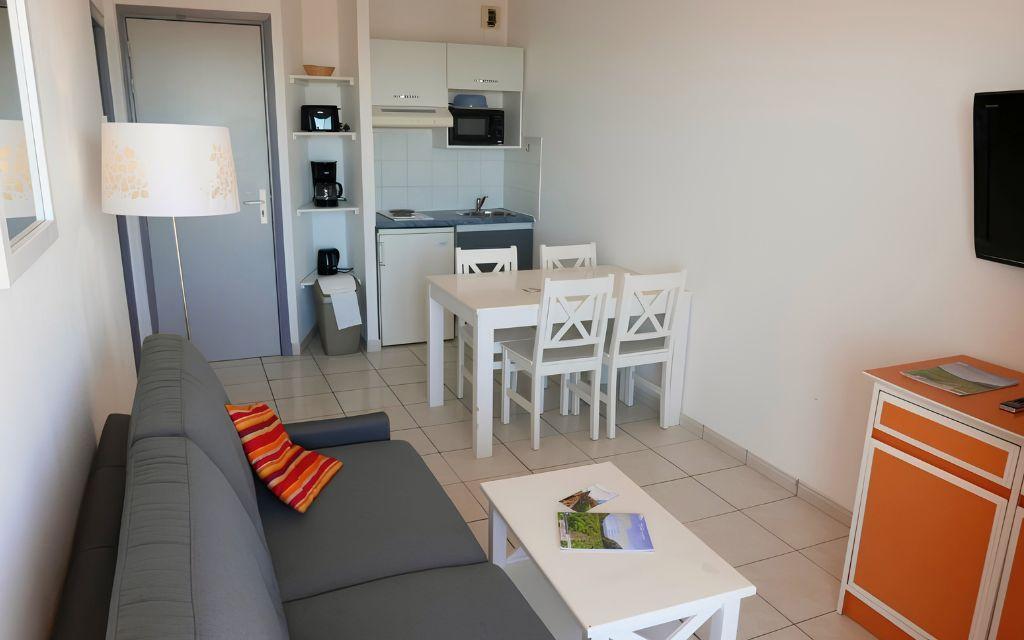 Slide Sejour avec table a manger et cuisine ouverte dans un appartement de la residence neptune
