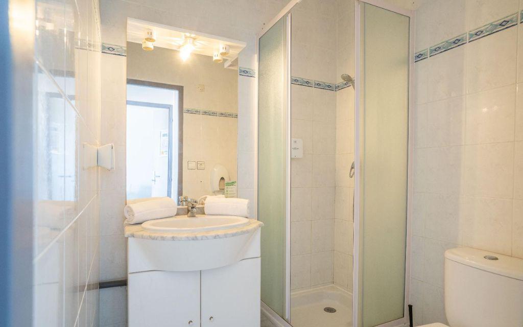 Slide Salle de douche d’un studio de la résidence Neptune avec lavabo et WC