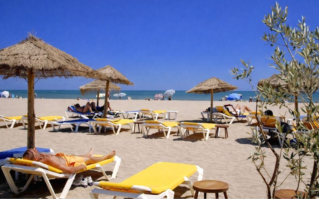 Slide Plage en Occitanie avec transats