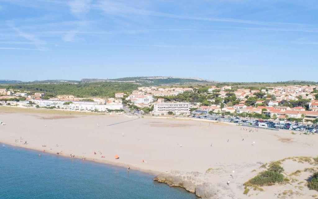 Slide Vue aérienne sur la résidence avec la plage en premier plan en Occitanie