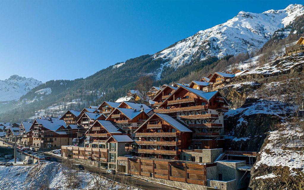 Slide Les Épinettes Residence in Vaujany, nestled on the mountainside and close to the ski lifts