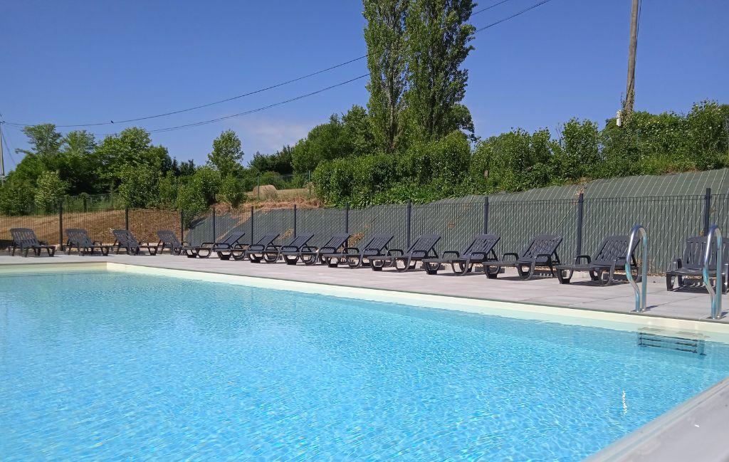 Slide Piscine extérieure chauffée avec transats au domaine de lambon