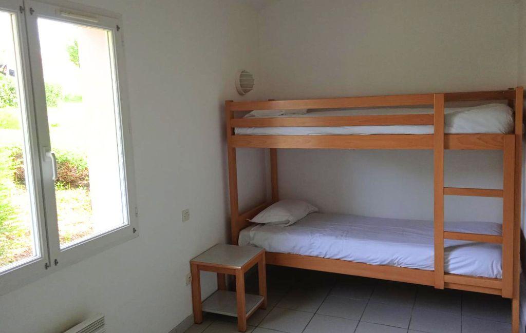 Slide Chambre avec lits superposes au sein d'une maison du domaine de lambon