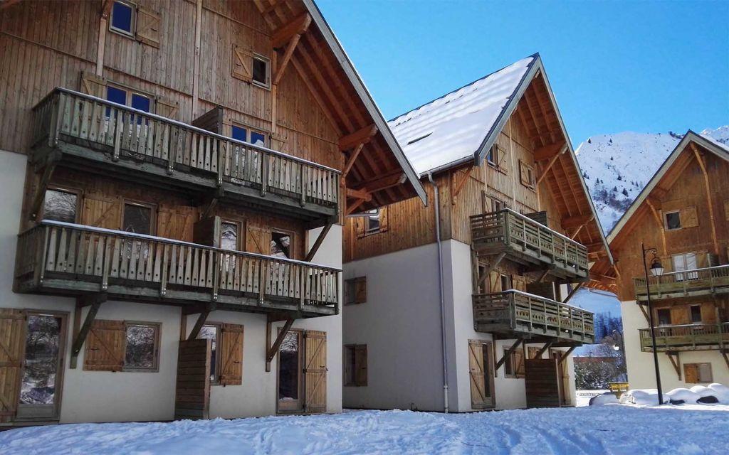 Slide Appartements répartis dans des chalets en bois traditionnels aux Fermes de Saint-Sorlin